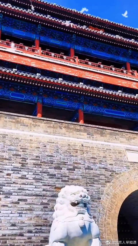 永定门是北京中轴线的南端起点，老北京的标志之一